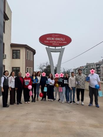 3 Aralık Dünya Engelliler Günü’nde Okulumuz Öğrencilerinden Anlamlı Bir Sosyal Sorumluluk Projesi; “Balonlar Gökyüzüne, Gülüşler Kalplere”