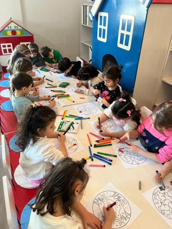 Öğrencilerimiz Anaokulu Çocuklarıyla Mandala Sanat Etkinliğinde Buluştu